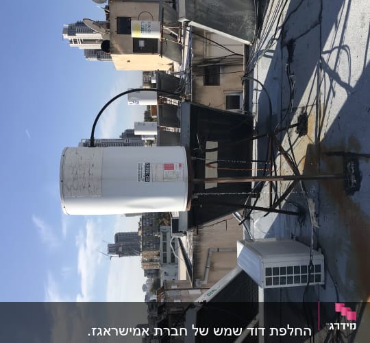 דוד שמש על גג עם צינורות וחיבורים